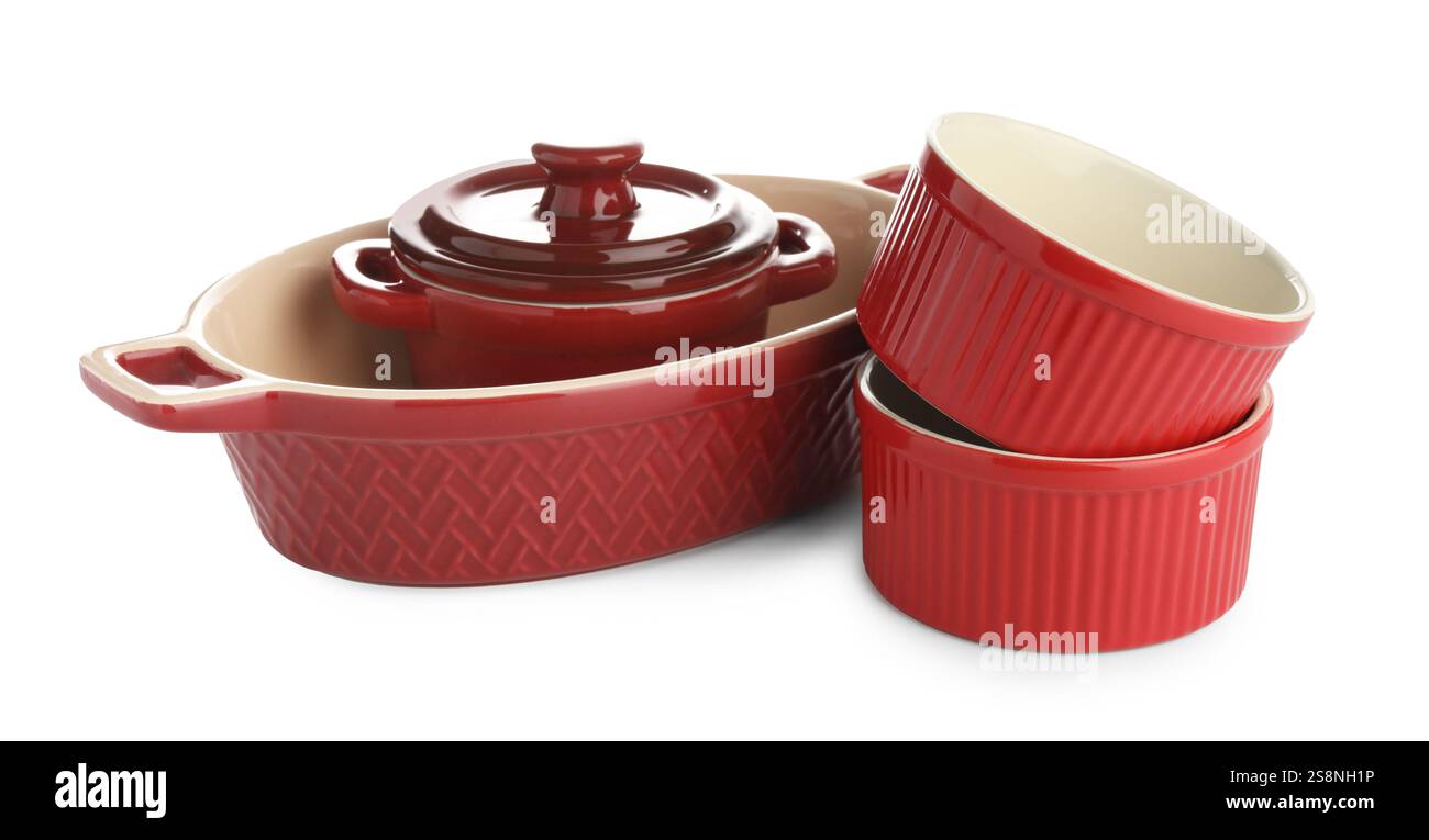 Différentes casseroles rouges isolées sur blanc. Ustensile de cuisson Banque D'Images