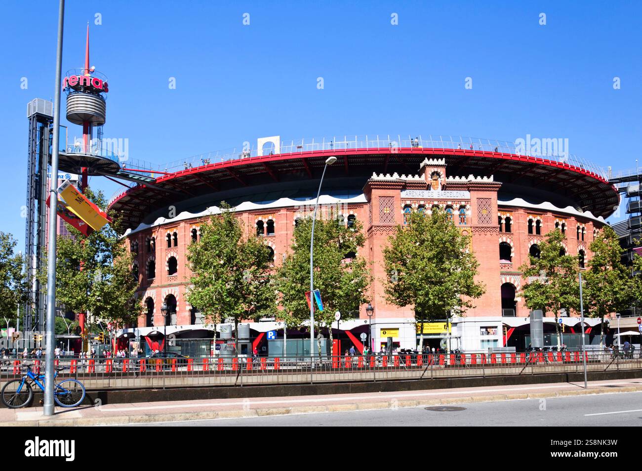 Façade restaurée de l'arène Las Arenas de 1900, maintenant un centre commercial, Plaza España, Barcelone, Espagne Banque D'Images