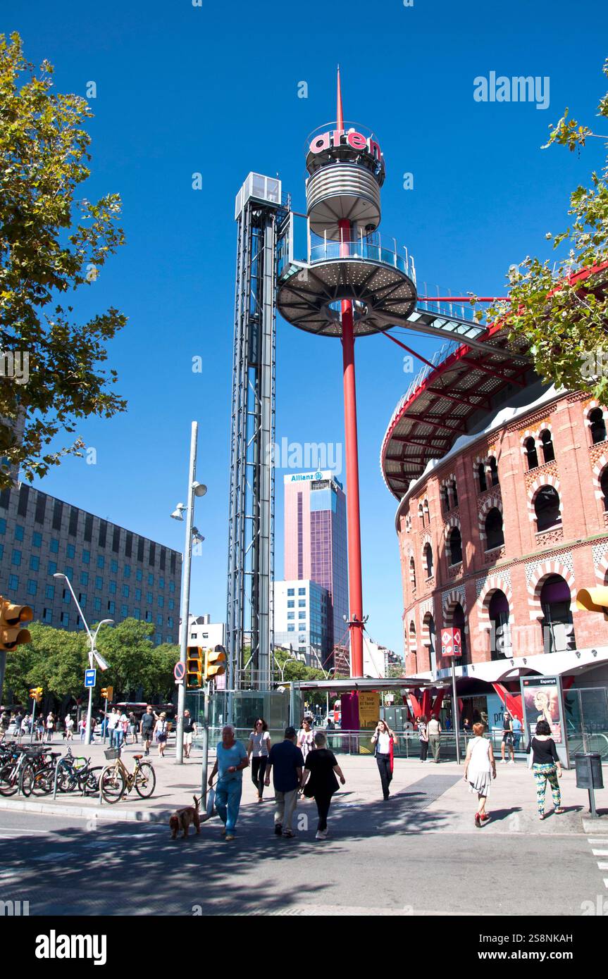 Ascenseur moderne emblématique dans le Mall Las Arenas, anciennement et Bull Ring, Plaza España, Barcelone, Sants Montjuic District, Espagne Banque D'Images