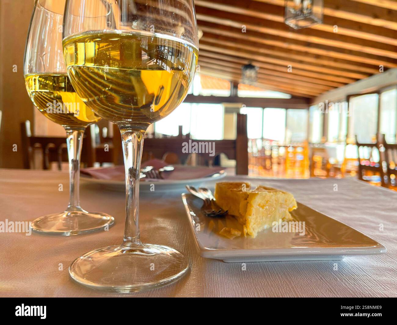 Deux verres de vin blanc avec tapa. Espagne. Banque D'Images