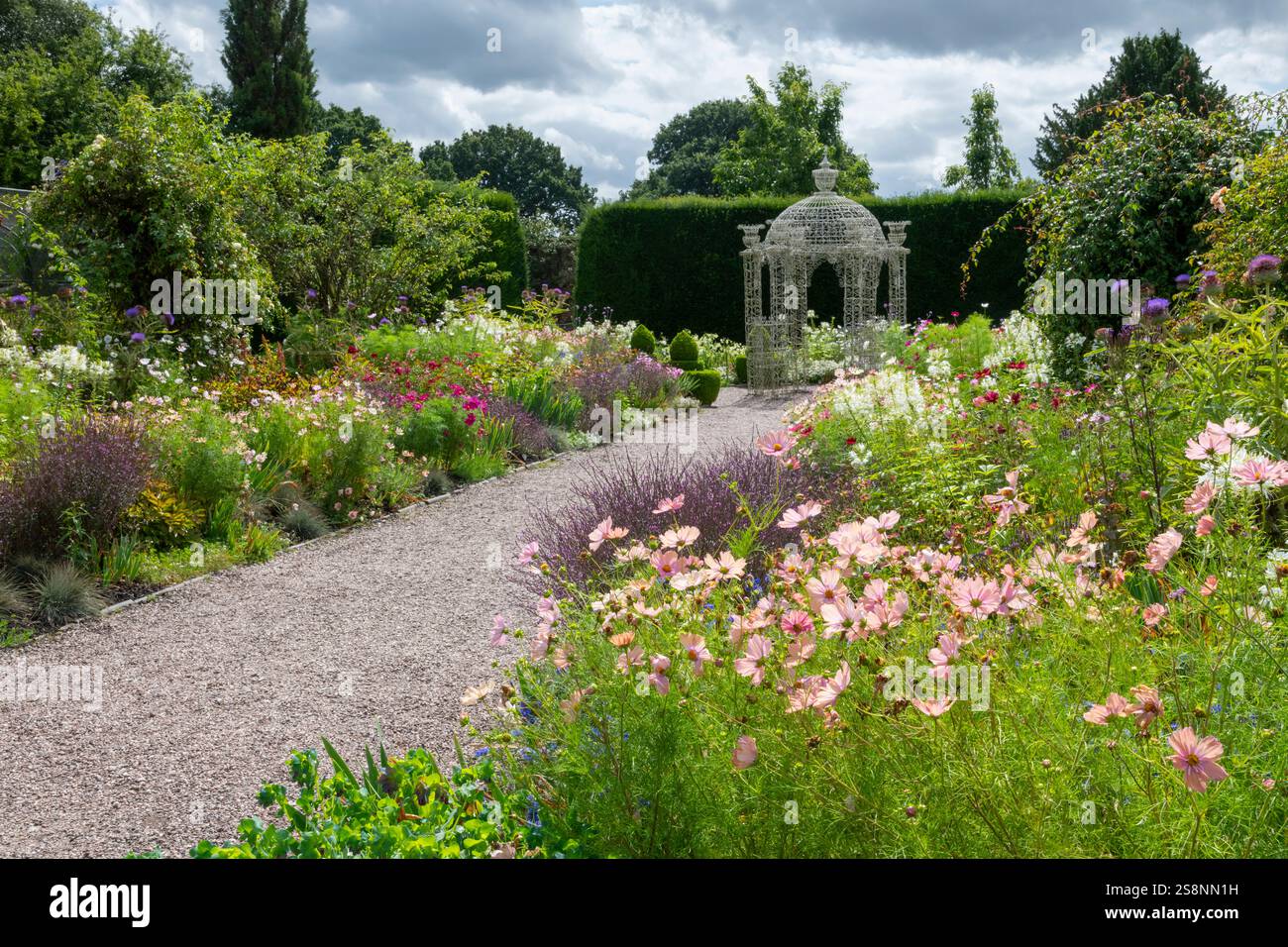 Bordures de fleurs à Arley Hall and Gardens dans le Cheshire, Angleterre. Banque D'Images