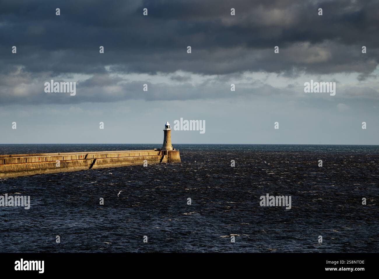 Mer agitée à l'embouchure de la rivière Tyne, Newcastle, Angleterre. Banque D'Images