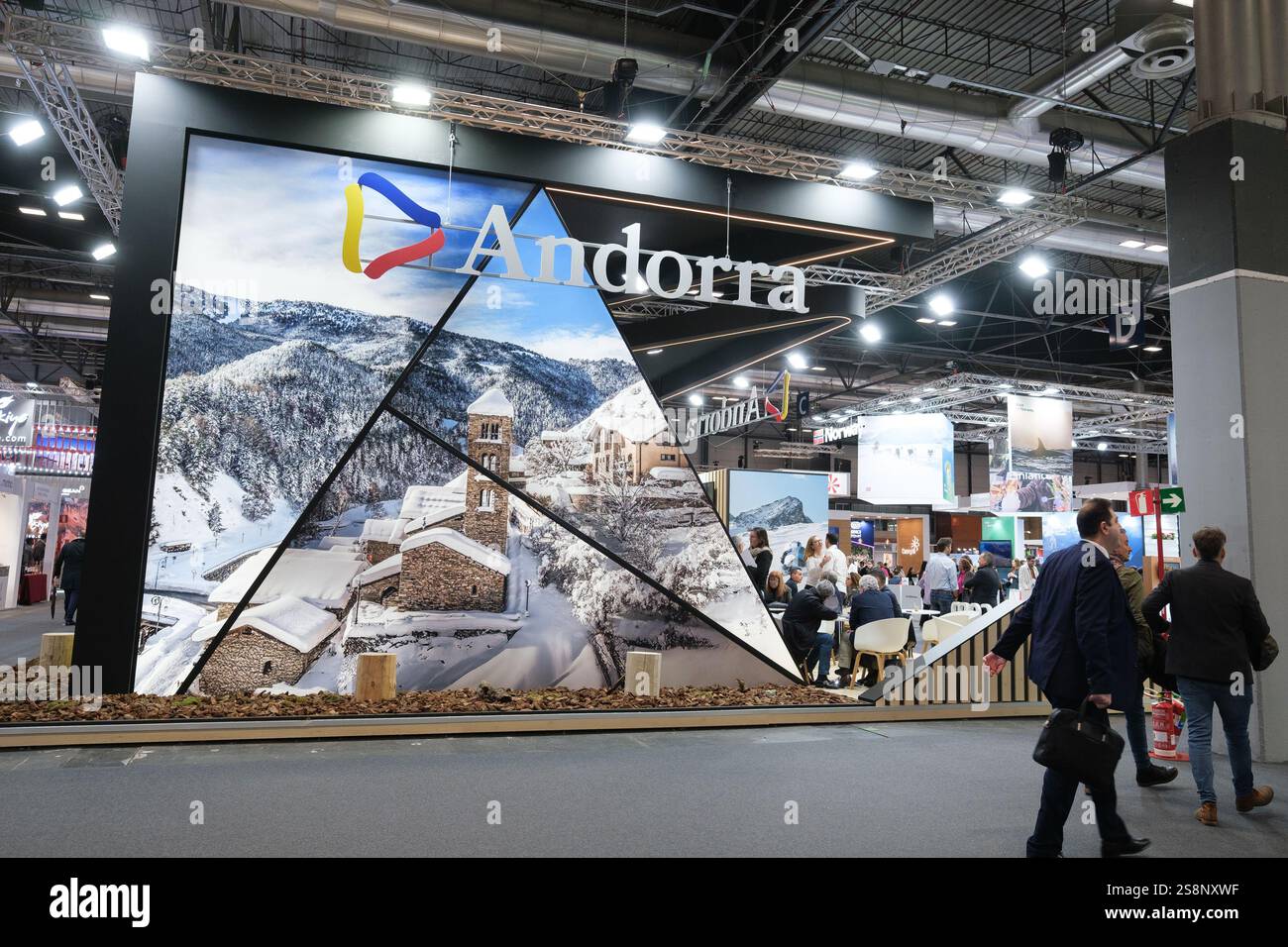 Les gens visitent la 45ème Foire internationale du tourisme de Madrid FITUR à l'IFEMA à Madrid, le 23 janvier 2025 Espagne Banque D'Images
