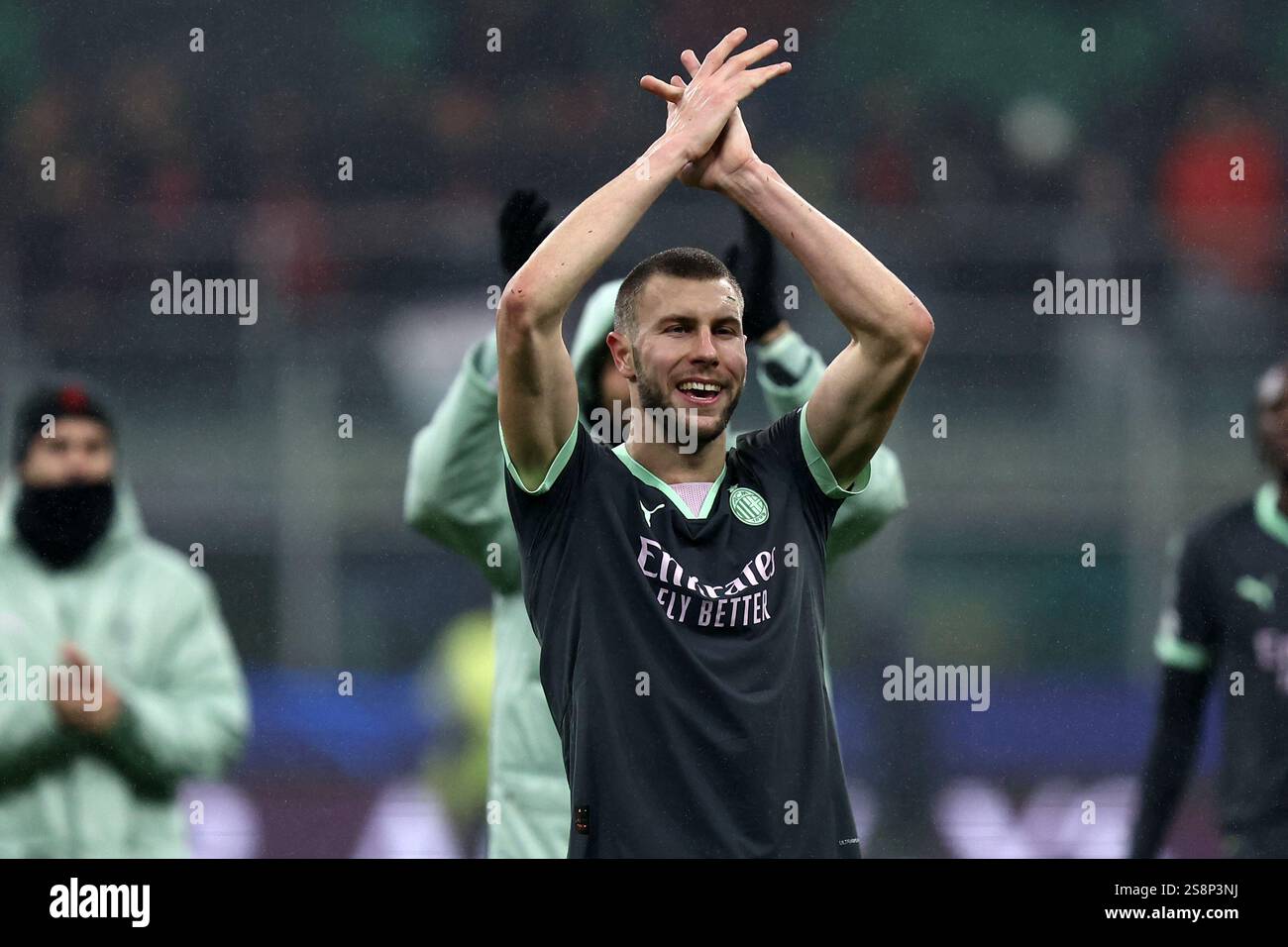 Milan, Italie. 22 janvier 2025. Strahinja Pavlovic de l'AC Milan célèbre la fin du match de football de l'UEFA Champions League entre l'AC Milan et le Girona FC au Stadio Giuseppe Meazza le 22 janvier 2025 à Milan, Italie . Crédit : Marco Canoniero/Alamy Live News Banque D'Images