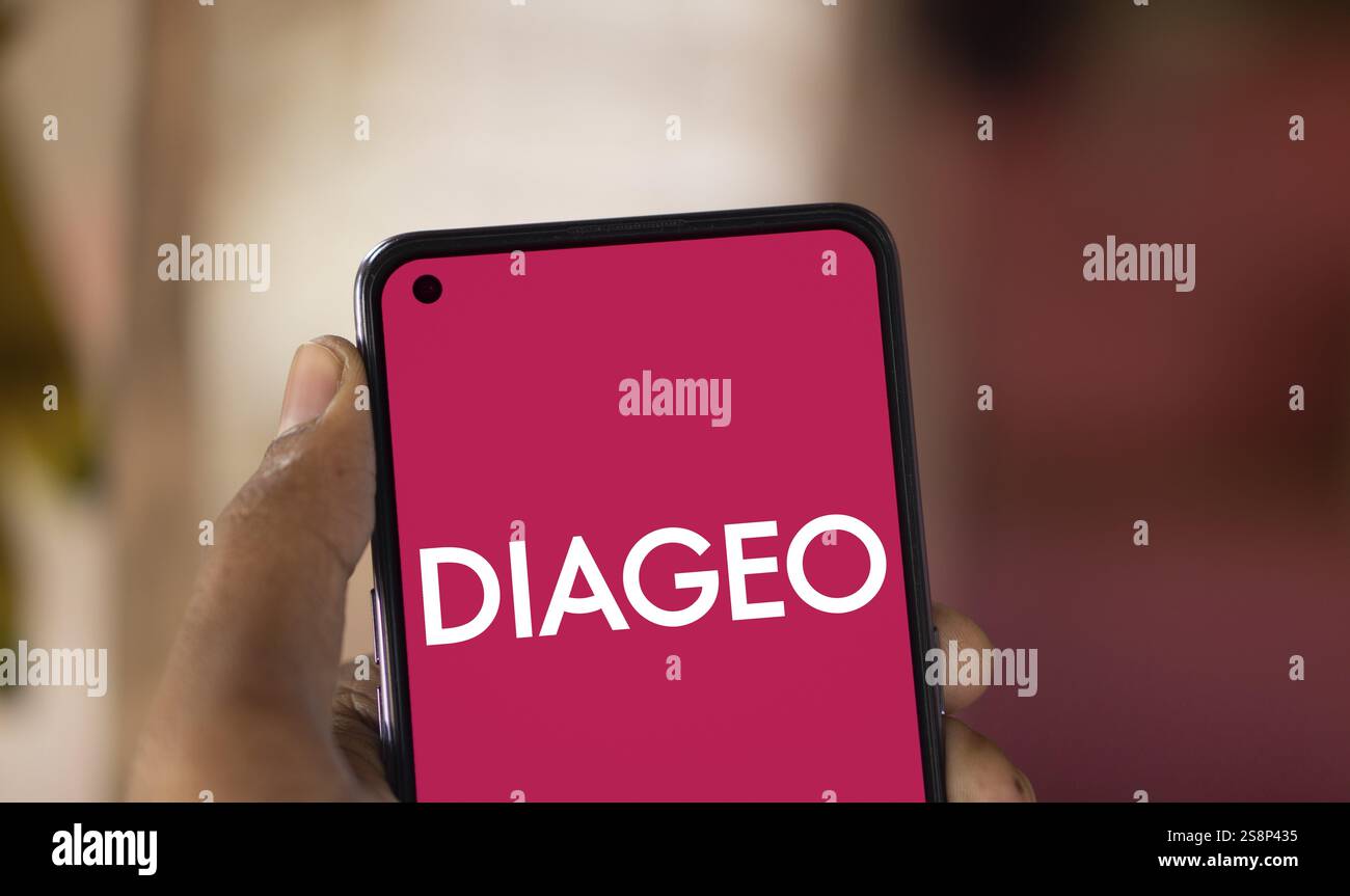 Le logo Diageo est affiché sur le smartphone. Diageo plc est une multinationale britannique spécialisée dans les boissons alcoolisées Banque D'Images Le logo Diageo est affiché sur le smartphone. Diageo plc est une multinationale britannique spécialisée dans les boissons alcoolisées Banque D'Images