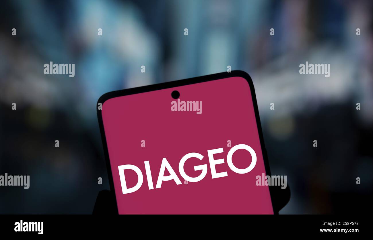Le logo Diageo est affiché sur le smartphone. Diageo plc est une multinationale britannique spécialisée dans les boissons alcoolisées Banque D'Images Le logo Diageo est affiché sur le smartphone. Diageo plc est une multinationale britannique spécialisée dans les boissons alcoolisées Banque D'Images