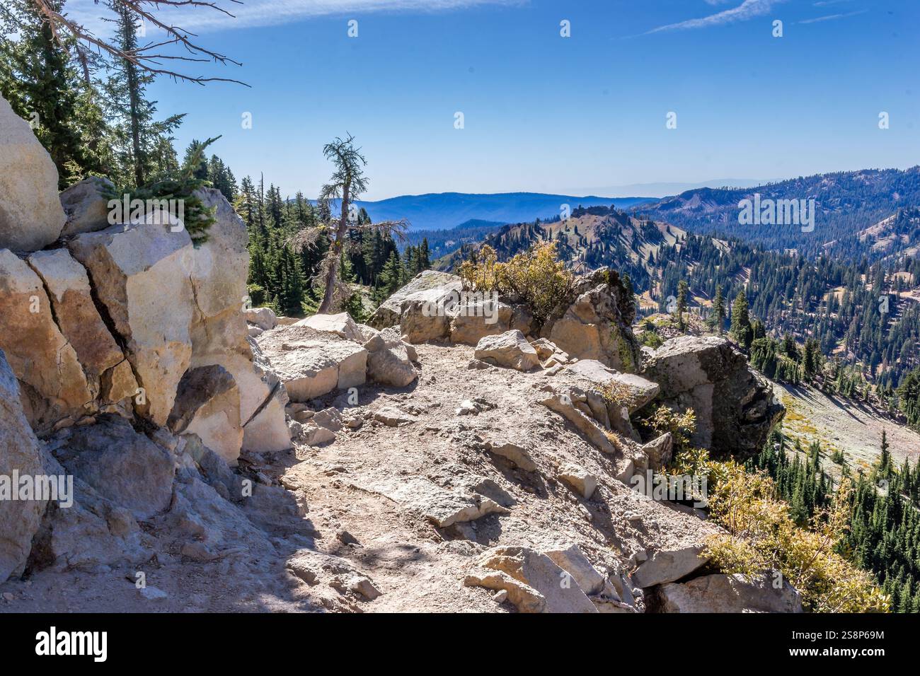 Sentier de randonnée dans le parc national volcanique de Lassen, Californie Banque D'Images