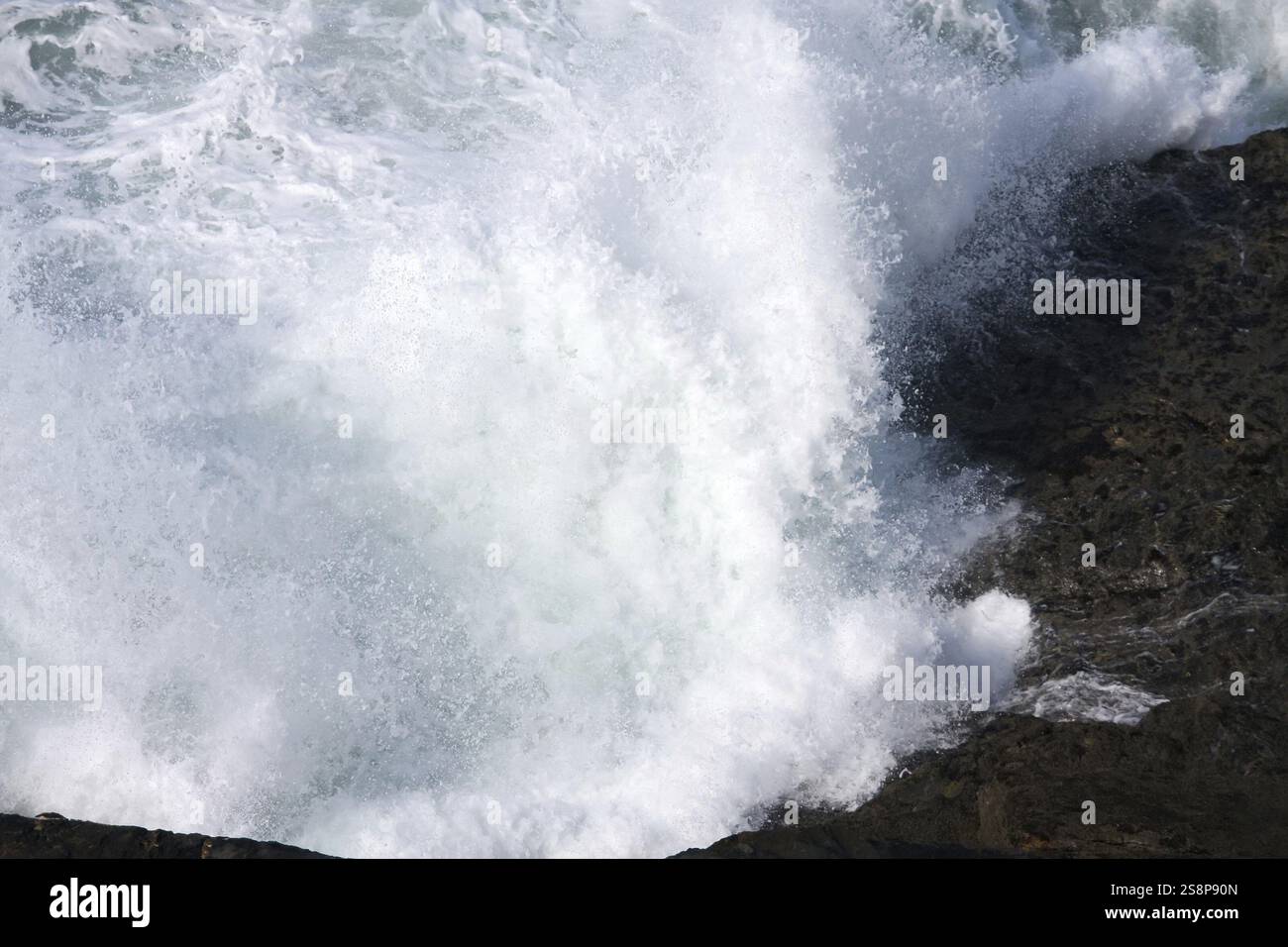 Une image d'une côte très rugueuse à Cornwall Grande-Bretagne Angleterre Banque D'Images
