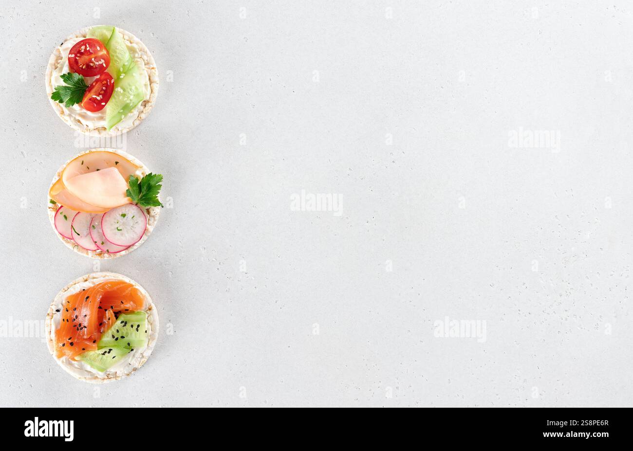 Set gâteaux de riz, sandwichs avec légumes frais, saumon, jambon, protéines. Des collations diététiques saines, à faible teneur en calories. Copier l'espace. Banque D'Images
