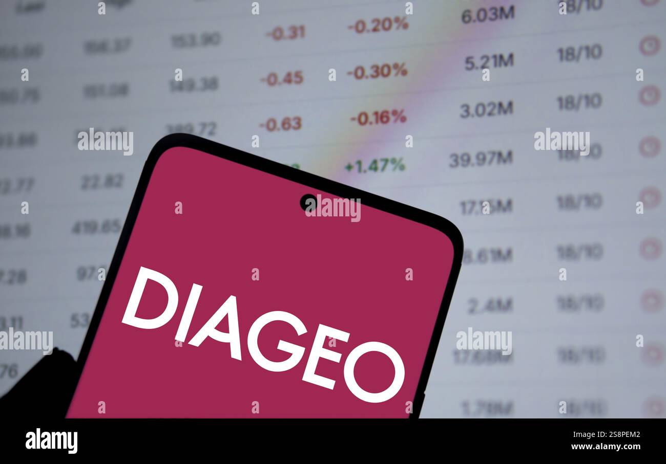 Le logo Diageo est affiché sur le smartphone. Diageo plc est une multinationale britannique spécialisée dans les boissons alcoolisées Banque D'Images Le logo Diageo est affiché sur le smartphone. Diageo plc est une multinationale britannique spécialisée dans les boissons alcoolisées Banque D'Images