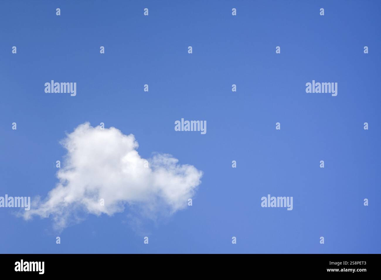 Une image d'un nuage unique dans le fond bleu du ciel Banque D'Images