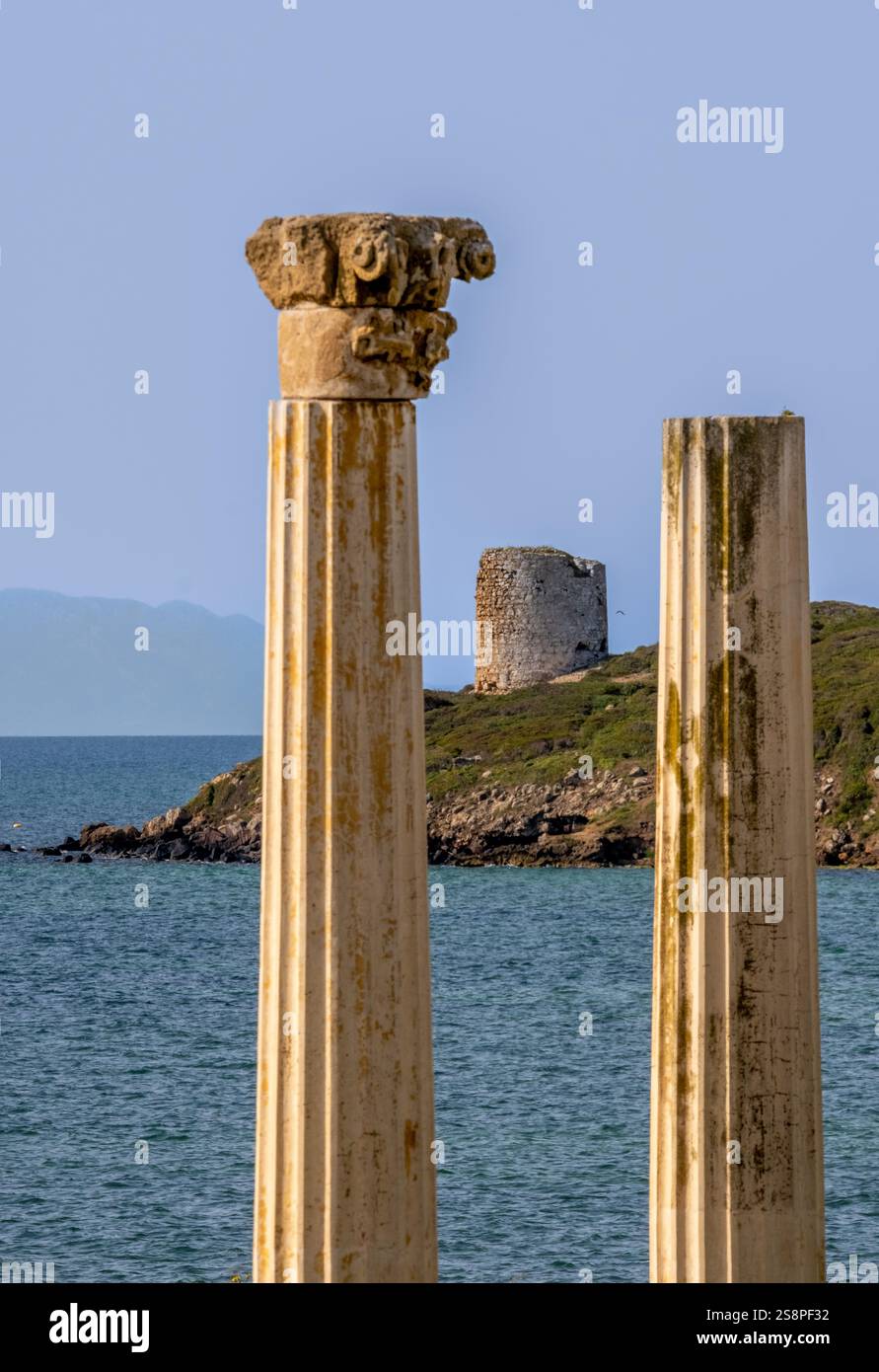Péninsule de Sinis et ruines historiques et colonnes, zone Archeologica di Tharros Musée archéologique, Tharros, Europe, Province d'Oristano, Italie Banque D'Images