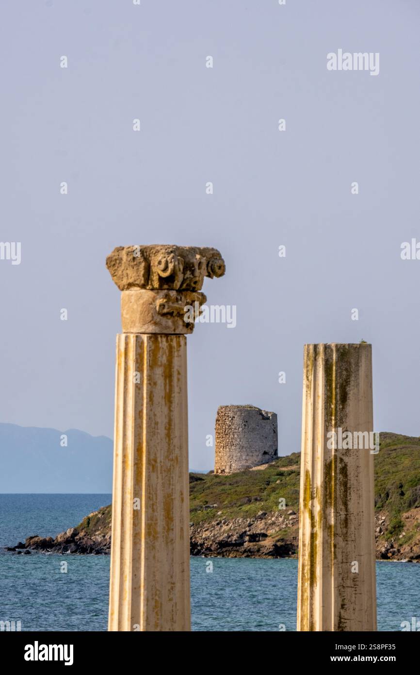 Péninsule de Sinis et ruines historiques et colonnes, zone Archeologica di Tharros Musée archéologique, Tharros, Europe, Province d'Oristano, Italie Banque D'Images