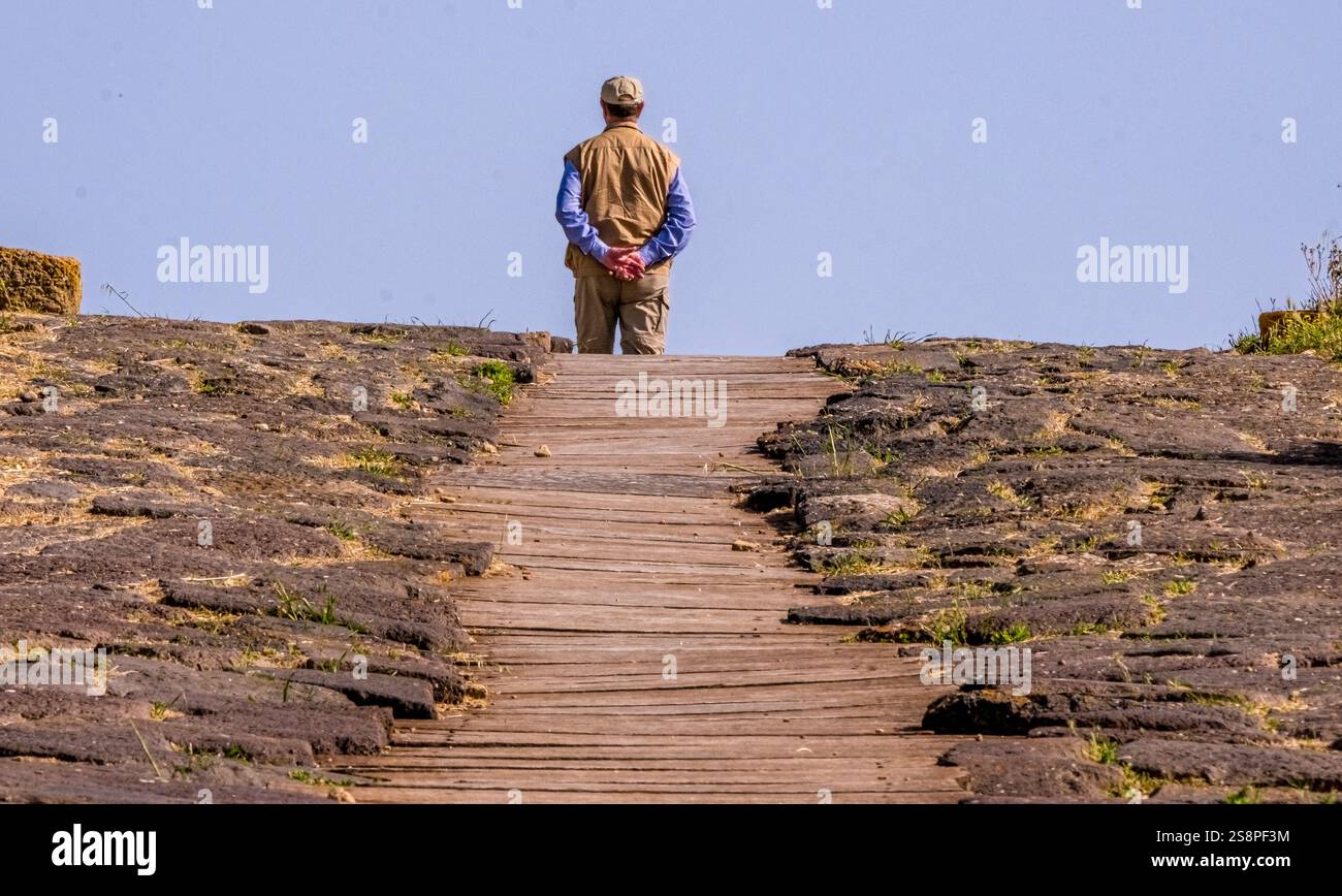 Péninsule de Sinis et personne au bord de la mer, zone Archeologica di Tharros Musée archéologique, Tharros, Europe, Province d'Oristano, Italie Banque D'Images