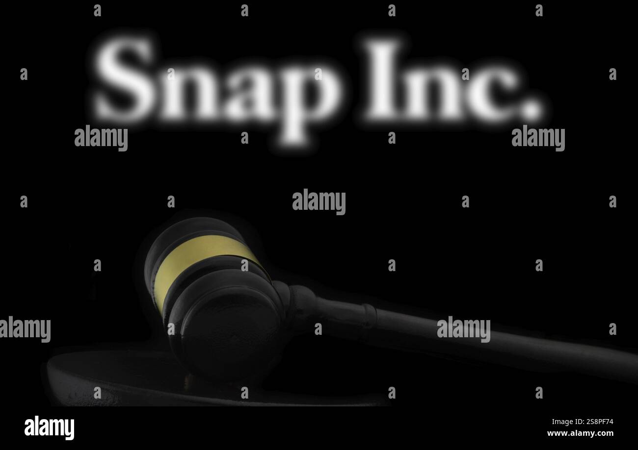 Marteau de court devant le logo Snap inc. Snap Inc est une société technologique américaine Banque D'Images