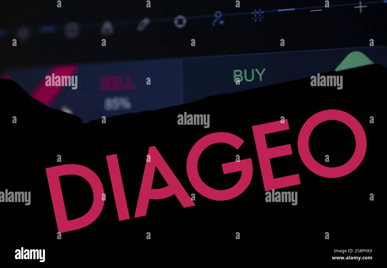 Le logo Diageo est affiché sur le smartphone. Diageo plc est une multinationale britannique spécialisée dans les boissons alcoolisées Banque D'Images Le logo Diageo est affiché sur le smartphone. Diageo plc est une multinationale britannique spécialisée dans les boissons alcoolisées Banque D'Images