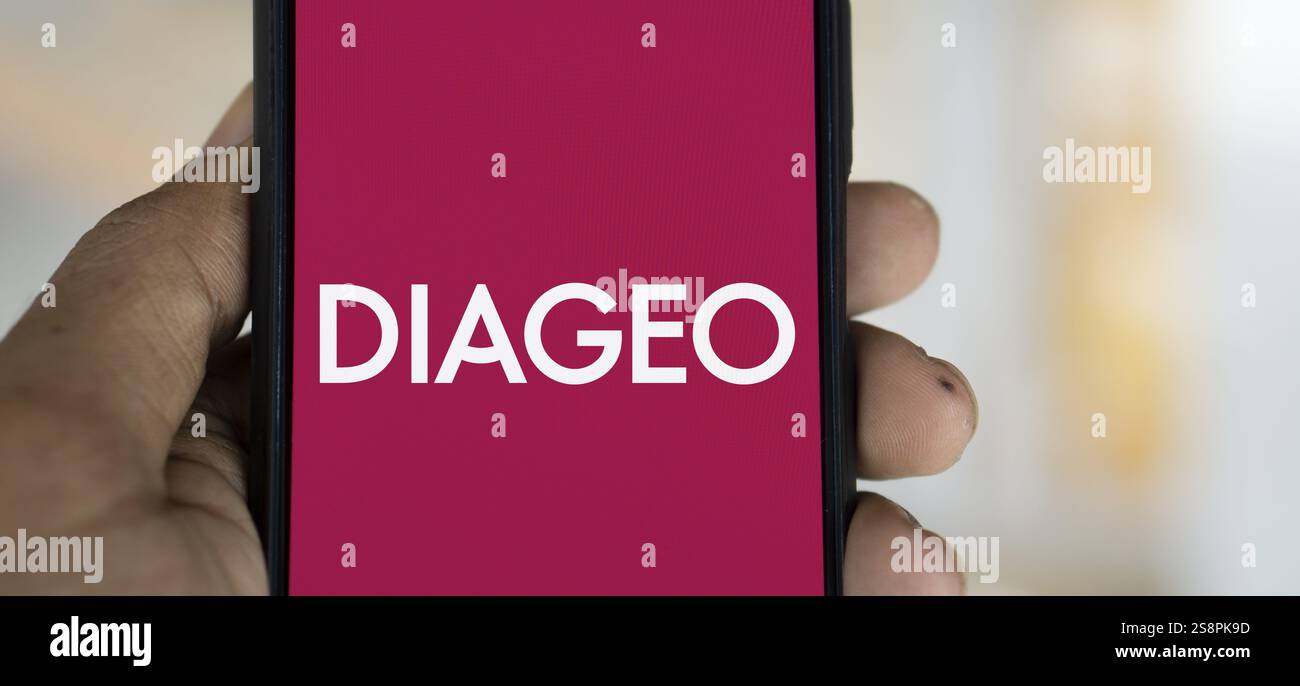 Le logo Diageo est affiché sur le smartphone. Diageo plc est une multinationale britannique spécialisée dans les boissons alcoolisées Banque D'Images Le logo Diageo est affiché sur le smartphone. Diageo plc est une multinationale britannique spécialisée dans les boissons alcoolisées Banque D'Images