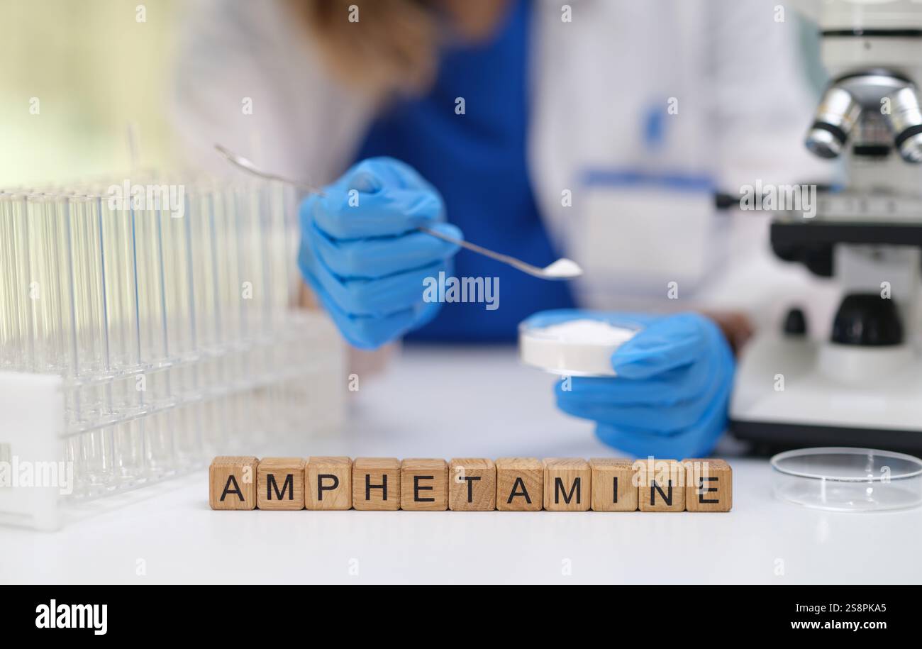 Mener des recherches approfondies sur les amphétamines dans un environnement de laboratoire Banque D'Images