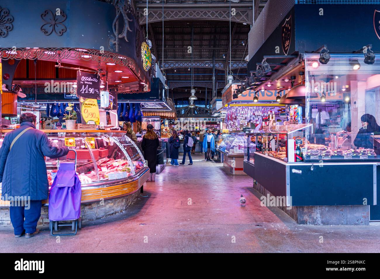 Barcelone, Espagne - 20 janvier 2025 : les gens et les touristes sont vus dans le monument Mercat de Sant Josep de la Boqueria, un célèbre marché historique et tou Banque D'Images