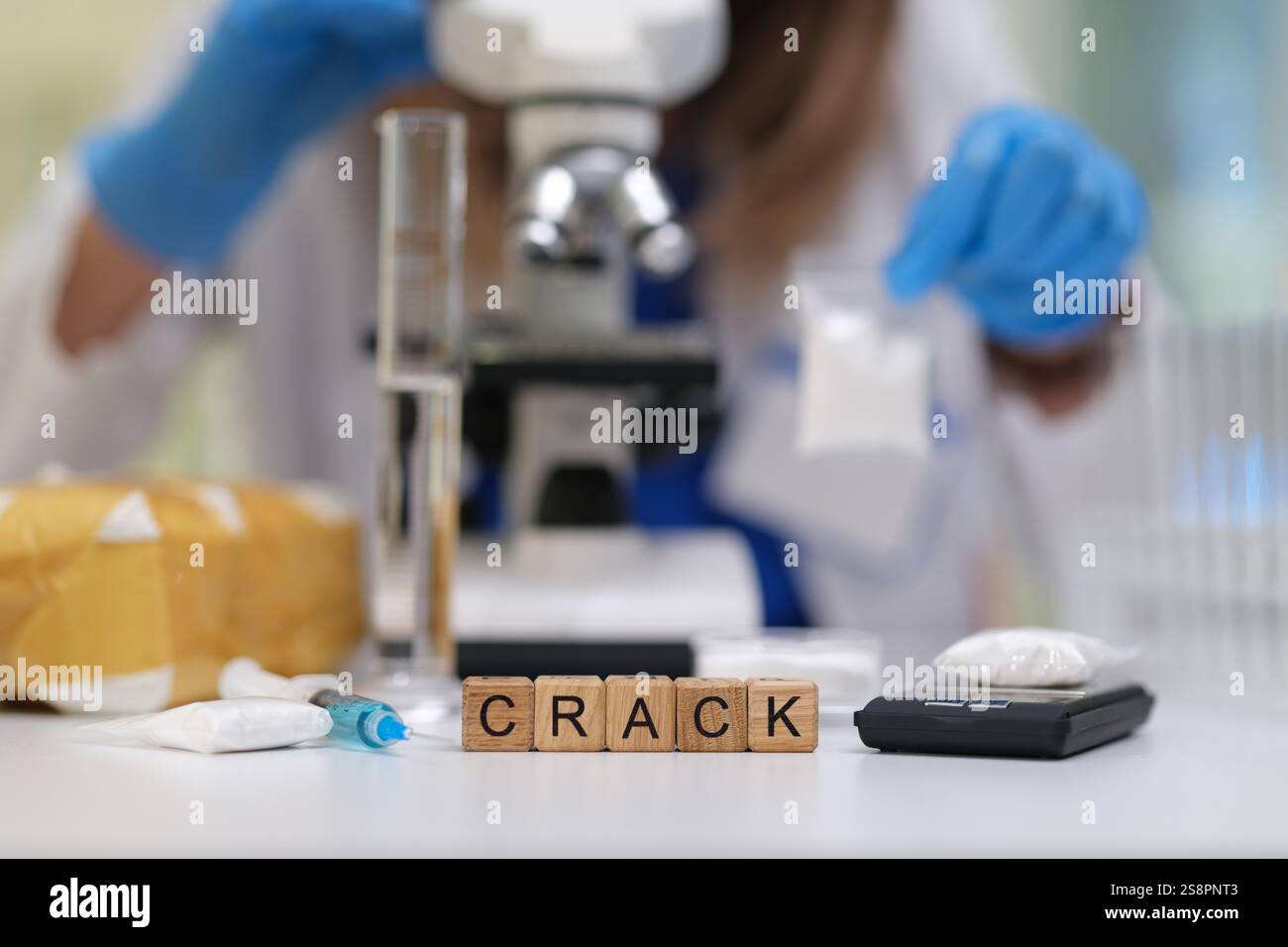 Une scène de laboratoire dédiée à l'analyse approfondie du crack et de ses impacts Banque D'Images