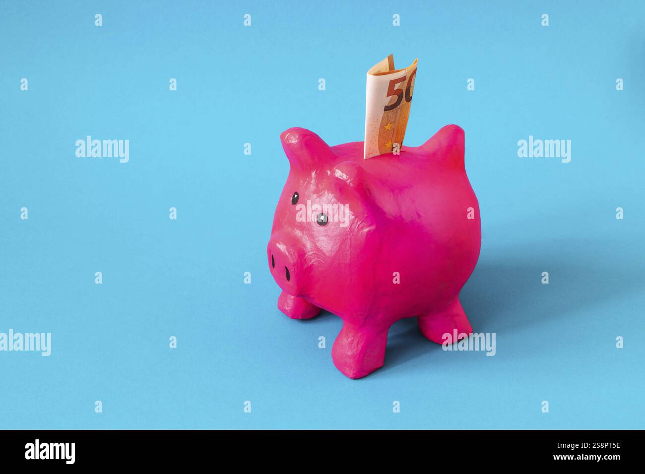 Une image d'une tirelire en papier mâché rose avec 50 euros Banque D'Images