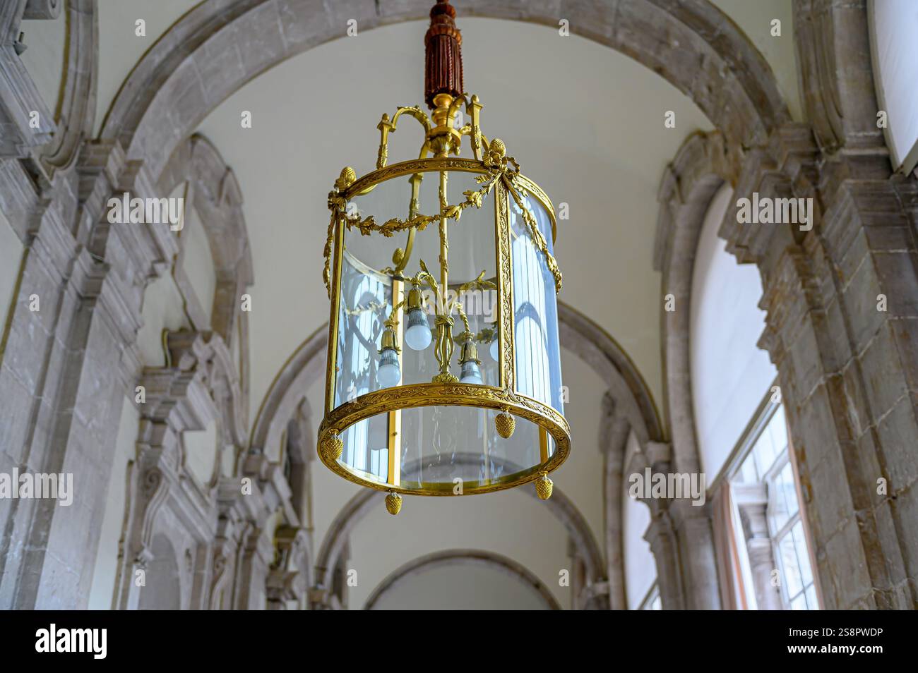 Lampe à l'ancienne suspendue au plafond d'un porche dans le Palais Royal, Madrid, Espagne Banque D'Images
