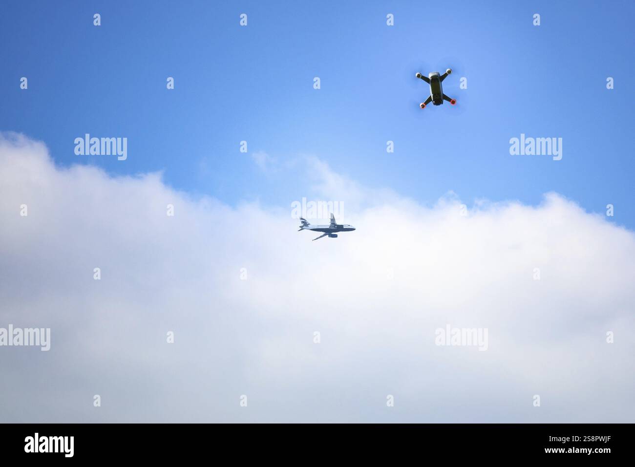 Une image d'un drone jouet et d'un fond de ciel bleu d'avion Banque D'Images