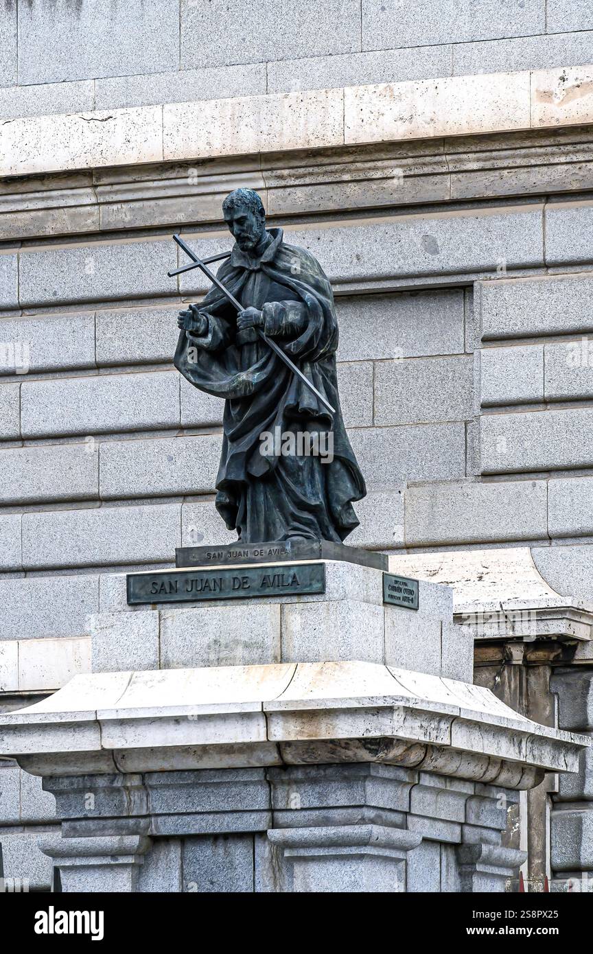 Sculpture de San Juan de Avila à l'extérieur de la cathédrale Almudena, Madrid, Espagne Banque D'Images