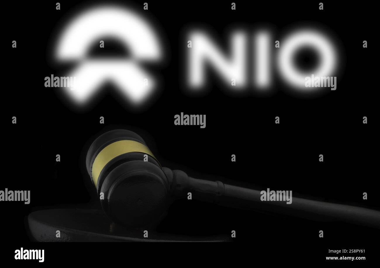 Marteau de court devant le logo NiO. Nio Inc est une société chinoise multinationale de fabrication automobile Banque D'Images