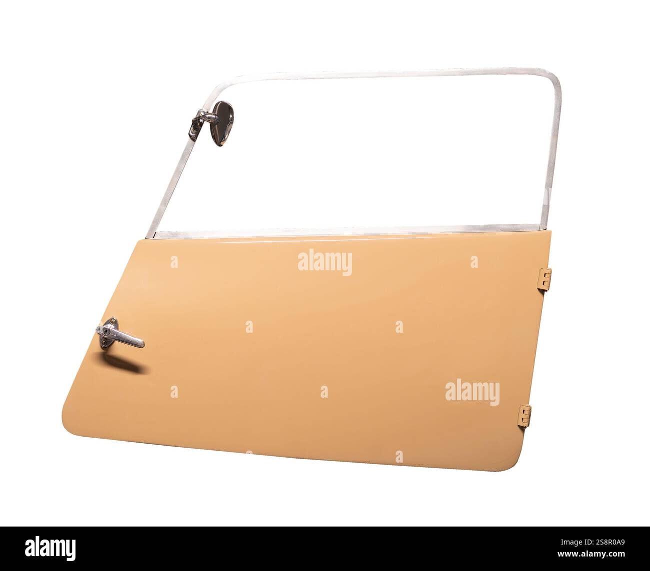 Une porte de voiture de couleur tan vintage isolée sur fond blanc montrant un design rétro et la simplicité Banque D'Images