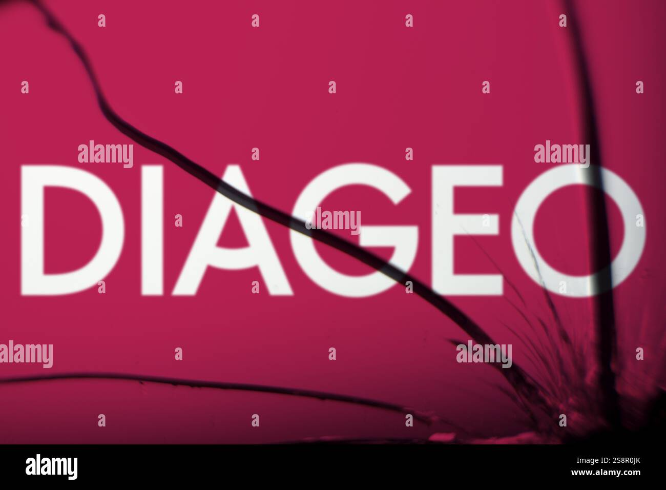 Le logo Diageo est visible sur le verre brisé. Diageo plc est une multinationale britannique spécialisée dans les boissons alcoolisées Banque D'Images Le logo Diageo est visible sur le verre brisé. Diageo plc est une multinationale britannique spécialisée dans les boissons alcoolisées Banque D'Images