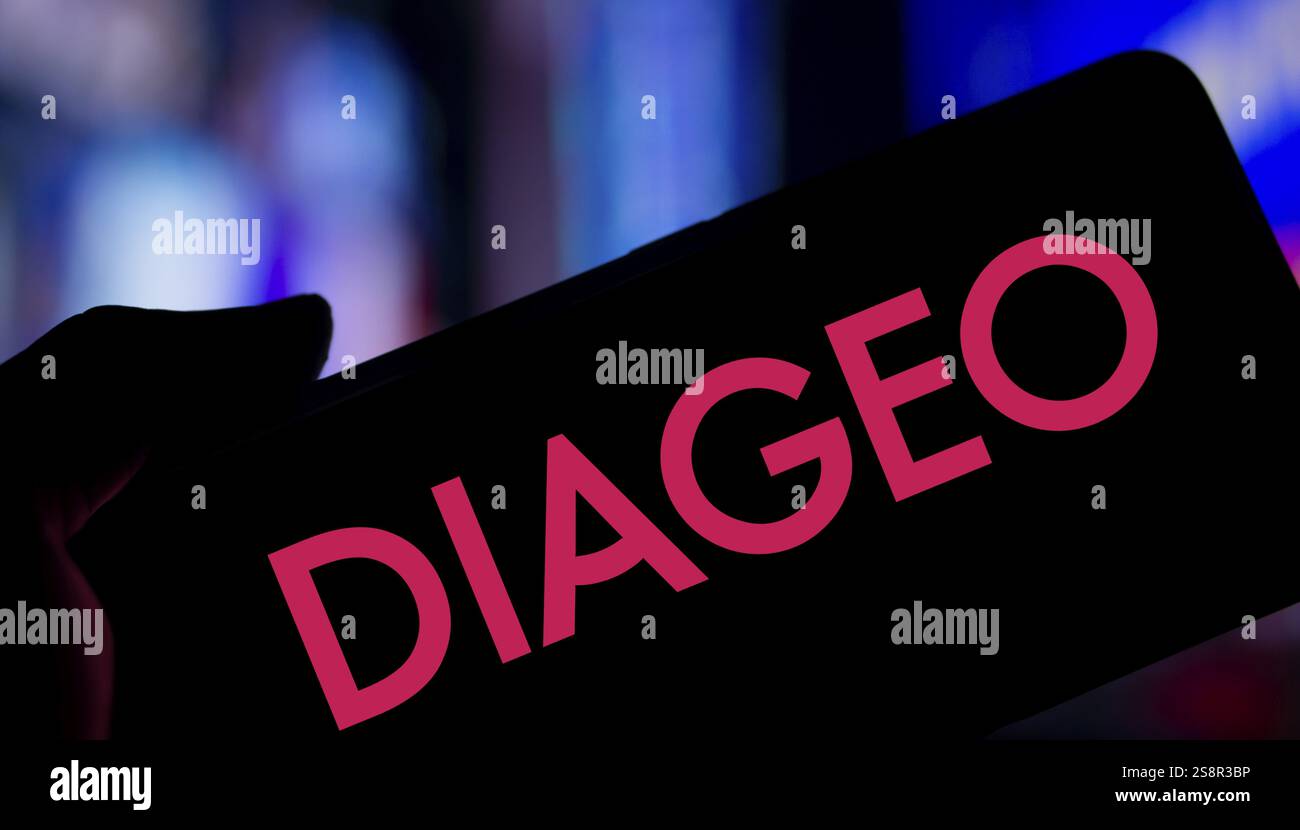 Le logo Diageo est affiché sur le smartphone. Diageo plc est une multinationale britannique spécialisée dans les boissons alcoolisées Banque D'Images Le logo Diageo est affiché sur le smartphone. Diageo plc est une multinationale britannique spécialisée dans les boissons alcoolisées Banque D'Images