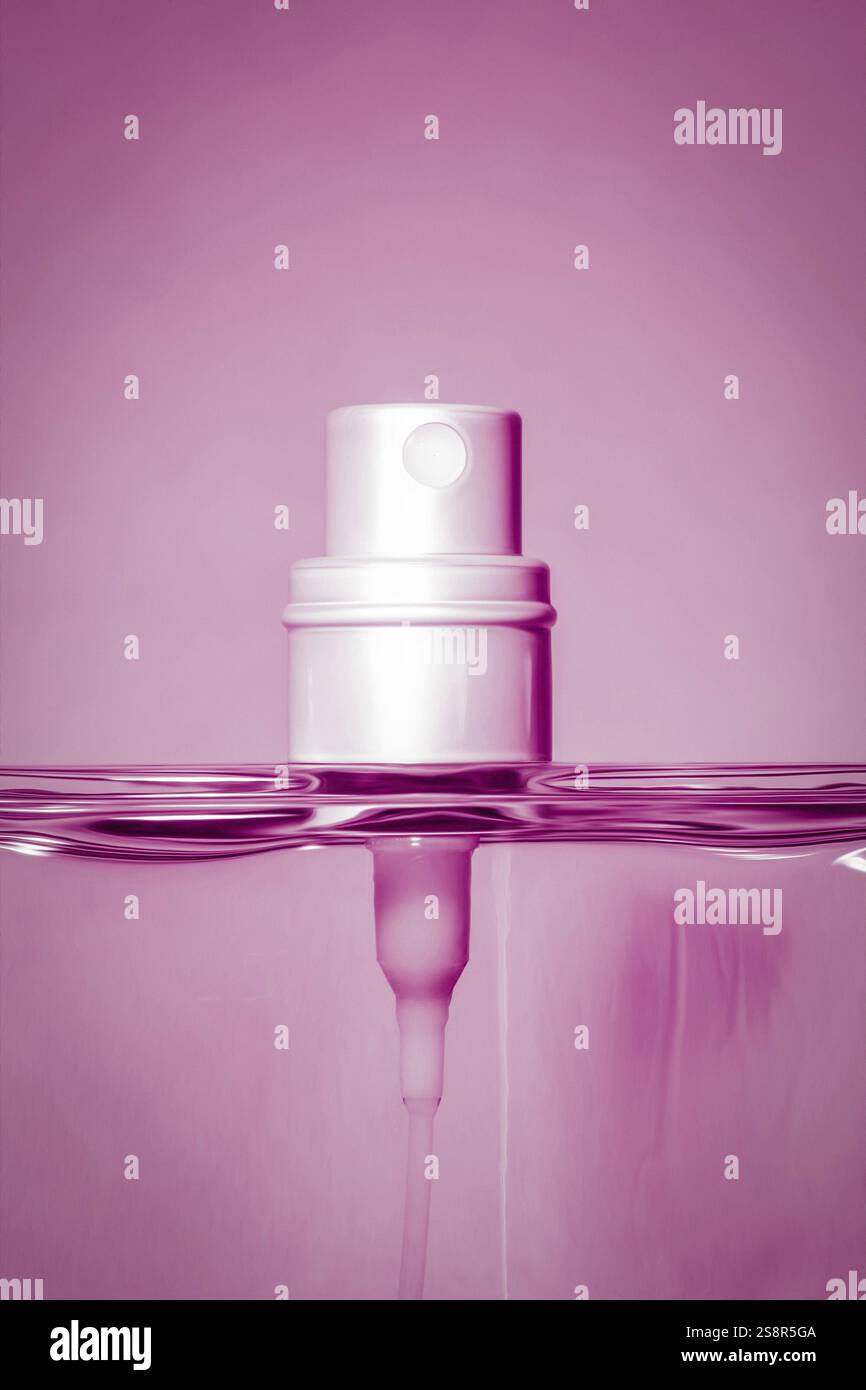 Une image d'un détail de tête de bouteille de parfum rose Banque D'Images