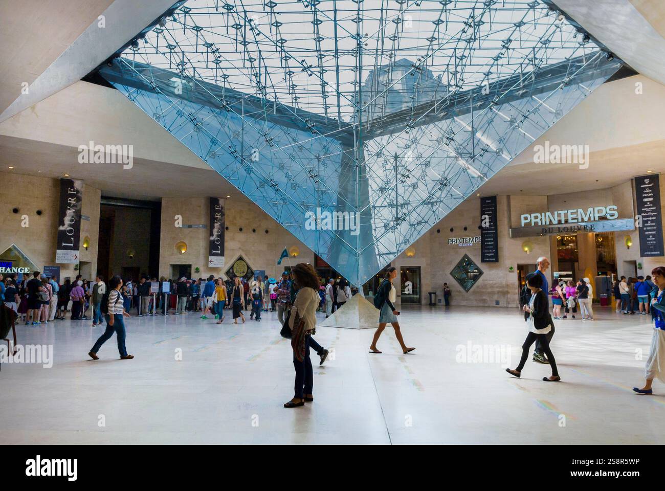 Paris, France, grande foule de gens, visite du centre commercial français, « le Carrousel du Louvre », à l'intérieur de la pyramide inversée Banque D'Images