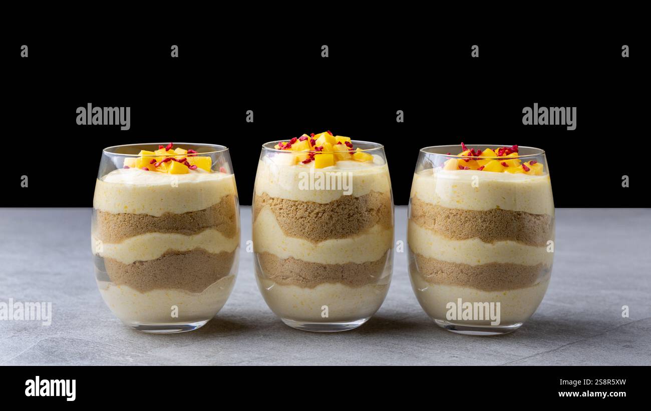 Délicieux dessert trifle de mangue dans un verre Banque D'Images