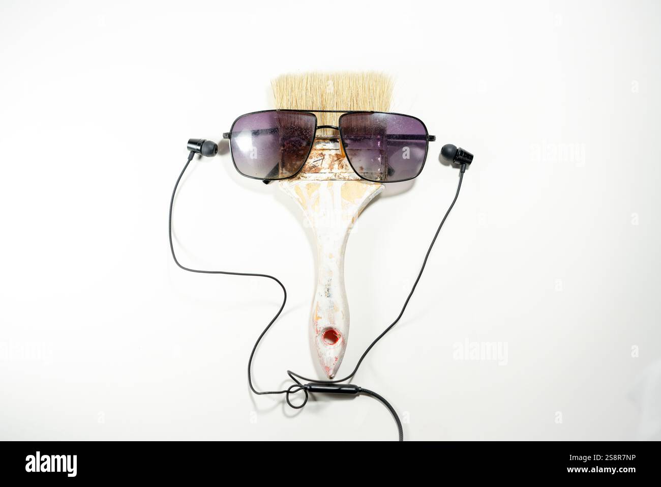 Tout le monde aime la musique, du jeune au vieux, le fond est blanc et paysage Banque D'Images