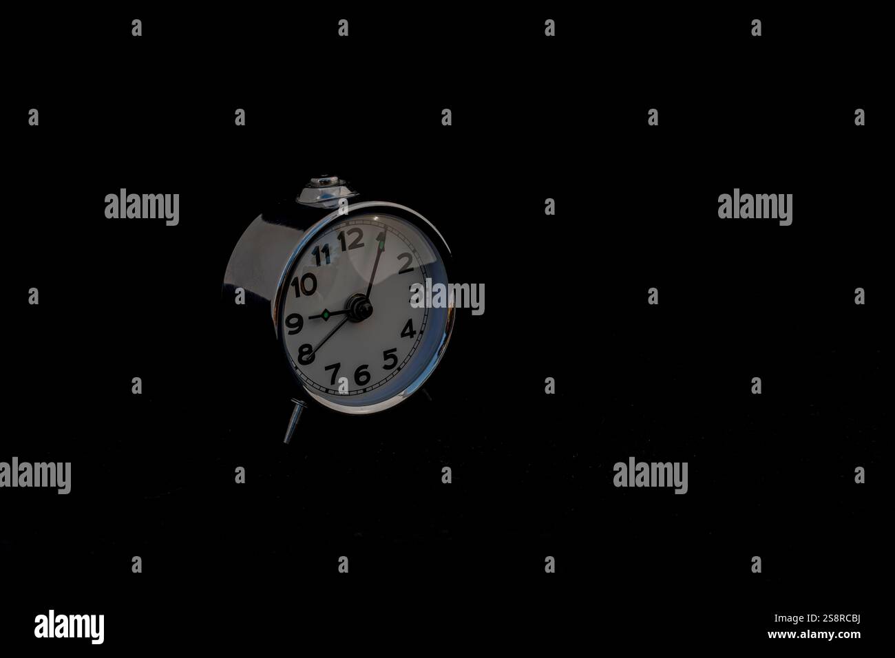 Réveil classique vieux Collectible sur fond noir avec espace pour votre texte. Banque D'Images