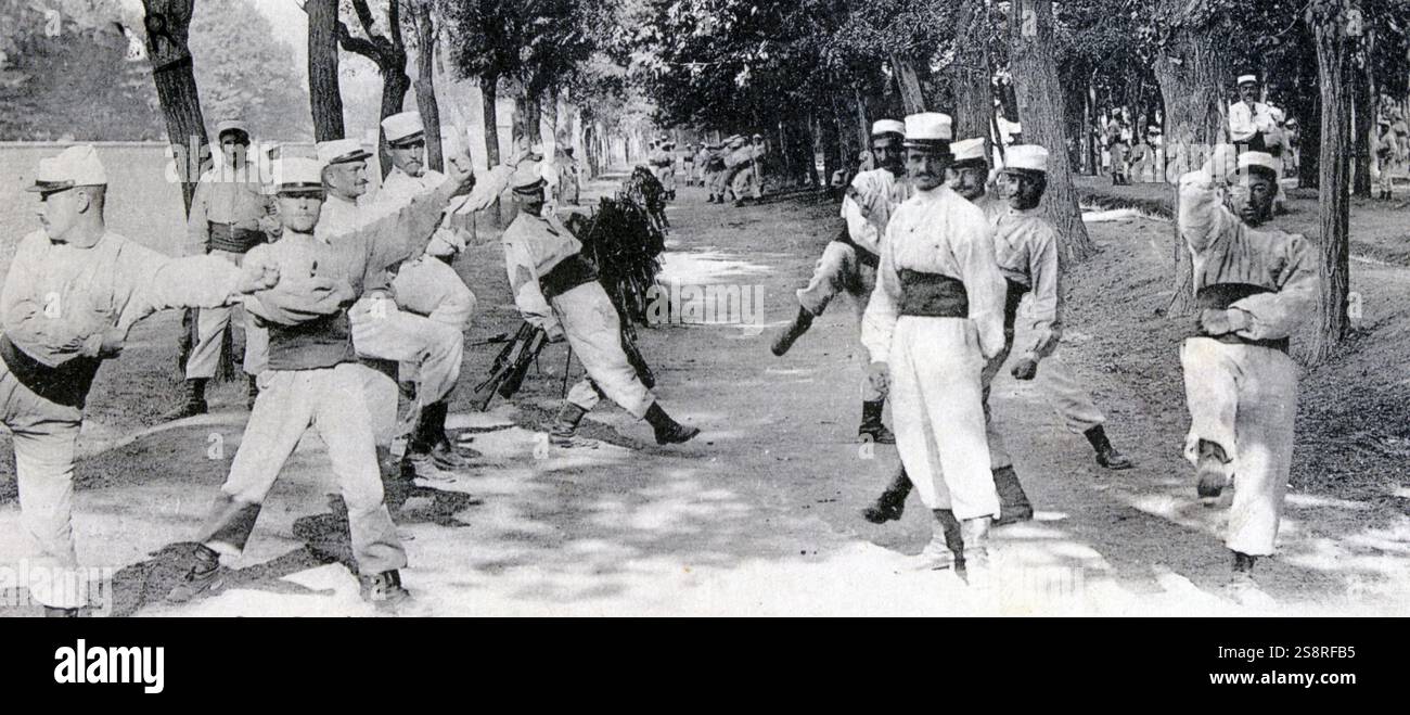 Légion étrangère française, des soldats en train de combat corps à corps, à l'intérieur d'une caserne, ou des casernes militaires dans une ville de garnison. L'Algérie, 1910 Banque D'Images