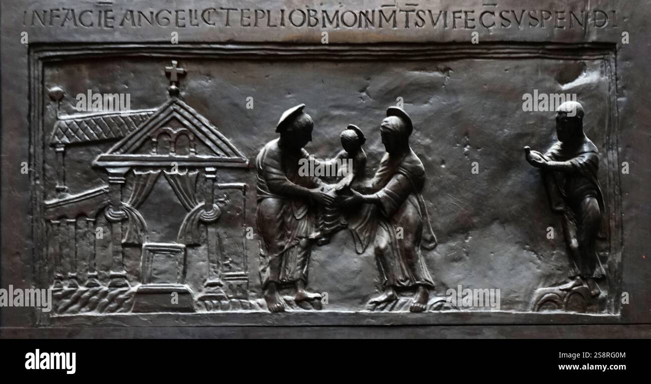 Portes en bronze représentant les histoires de la bible qui ont été effectuées à l'ordre de Saint Bernward, évêque de Hildesheim. En date du 11e siècle Banque D'Images