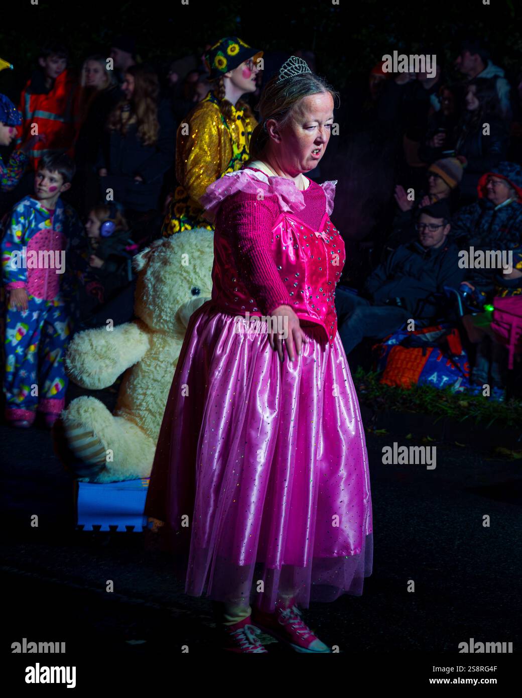 Glastonbury, Royaume-Uni - 16 novembre 2024 : artiste de carnaval en costume avec une expression malheureuse sur son visage Banque D'Images