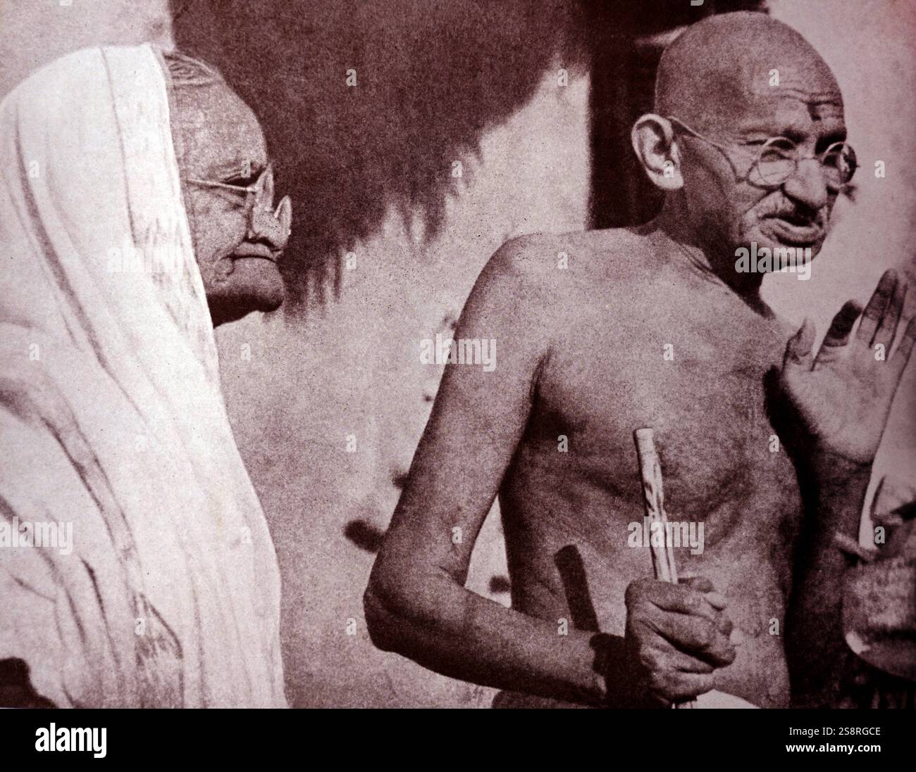 Mahatma Gandhi et sa femme Kasturba, à Sevagram un village de l'État du Maharashtra, en Inde. Sevagram a été le lieu de Mohandas Gandhi's ashram et sa résidence de 1936 à sa mort en 1948 Banque D'Images