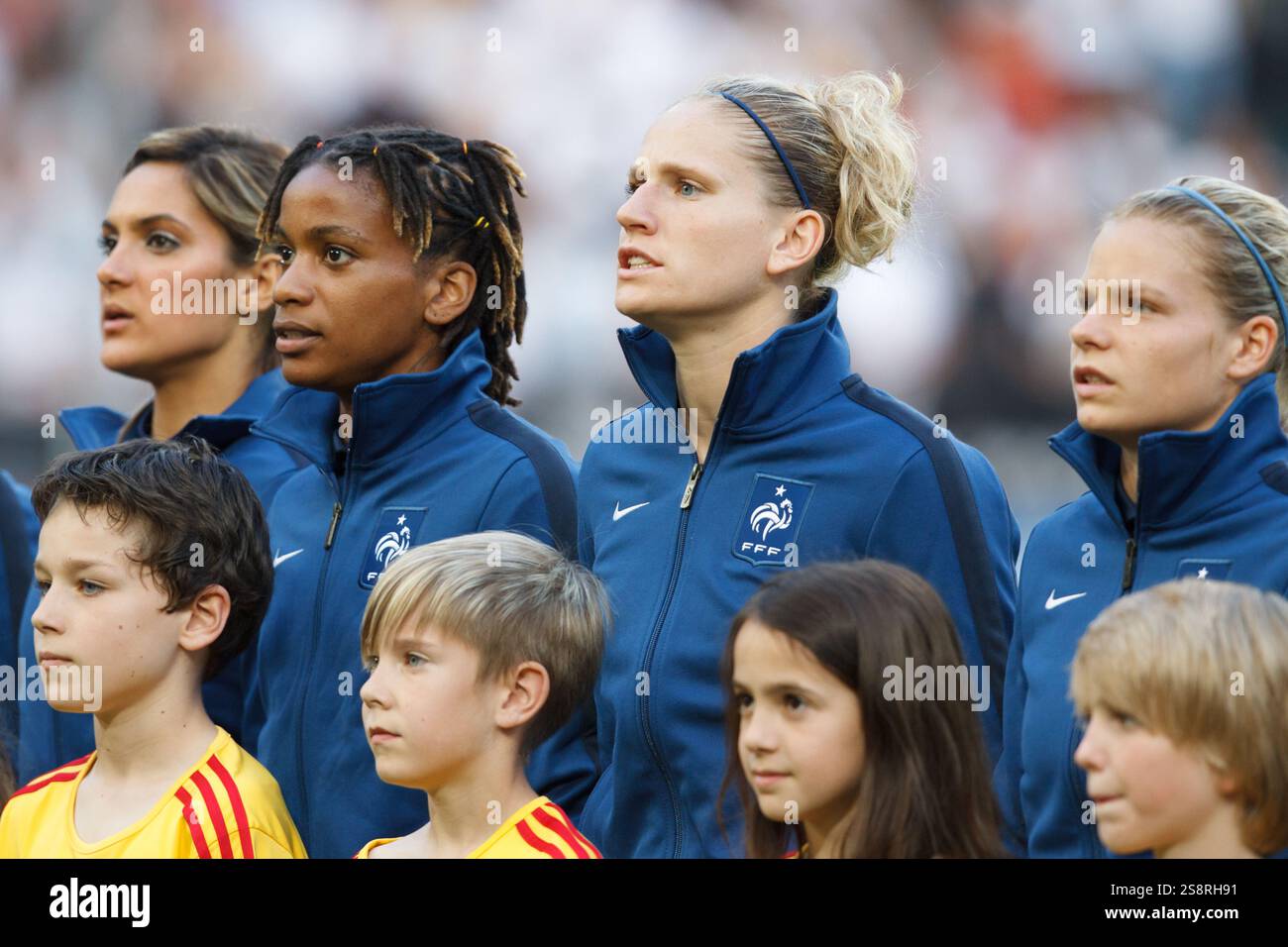 Les joueuses de l'équipe de France chantent l'hymne national avant un match de la Coupe du monde féminine A De la FIFA contre l'Allemagne au Stadion im Borussia Park le 5 juillet 2011 à Moenchengladbach, en Allemagne. Usage éditorial exclusif. Utilisation commerciale interdite. Banque D'Images