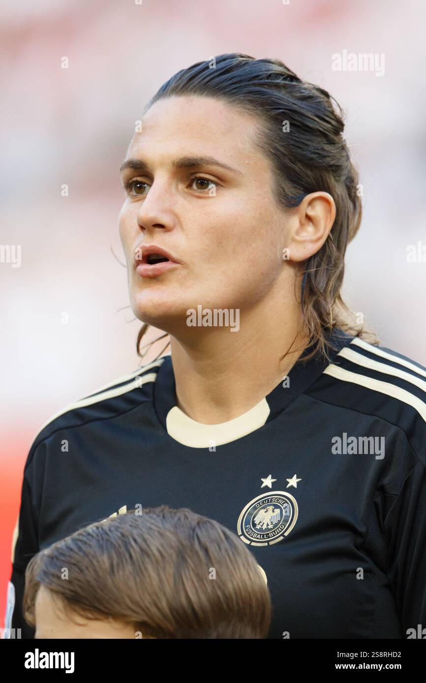 MOENCHENGLADBACH, ALLEMAGNE - 5 JUILLET : la gardienne allemande Nadine Angerer chante l'hymne national avant un match de Coupe du monde féminine A de la FIFA contre la France au Stadion im Borussia Park le 5 juillet 2011 à Moenchengladbach, en Allemagne. Usage éditorial exclusif. Usage commercial interdit.. (Photographie de Jonathan Paul Larsen / Diadem images) Banque D'Images