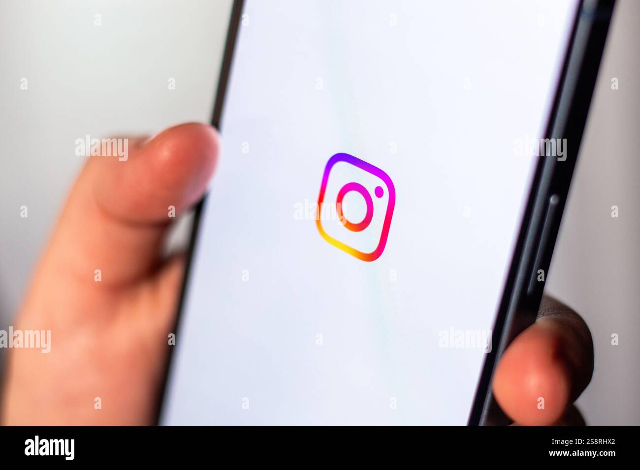 Kaliningrad, Russie 14.01.25 - femme tenant un smartphone avec le logo de l'application INSTAGRAM sur l'écran. Application de médias sociaux. Banque D'Images