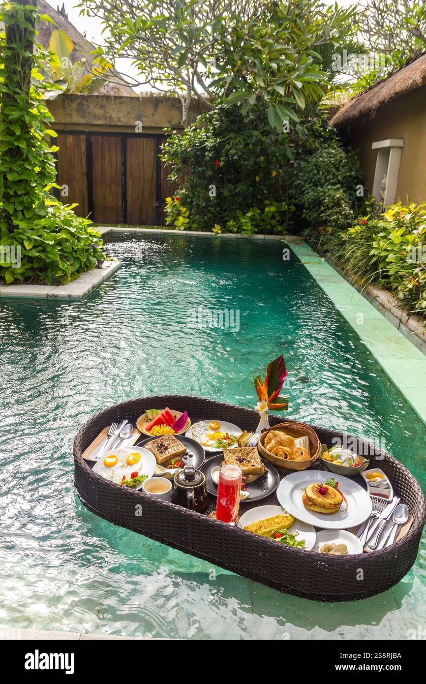 Petit déjeuner flottant dans une piscine Banque D'Images