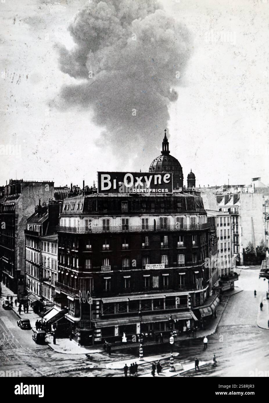 Photo de nuages noirs obstruant le ciel de Paris, pendant l'occupation allemande de la France 1940. En date du 20e siècle Banque D'Images