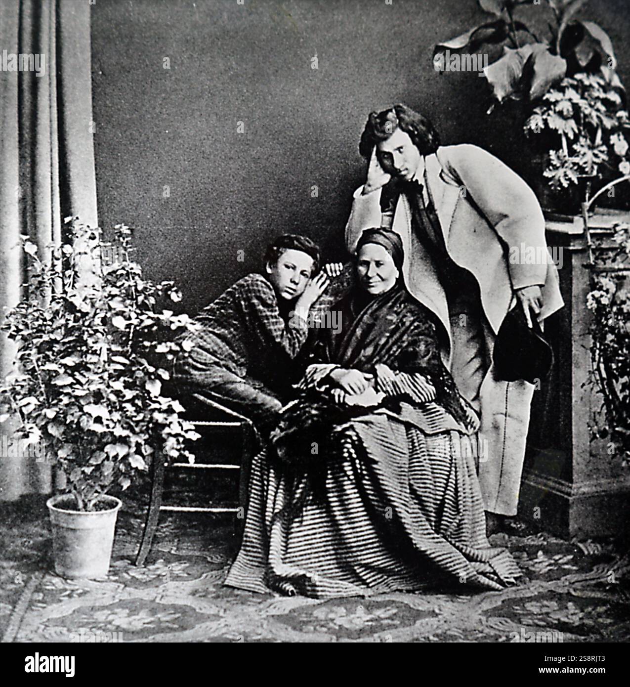 Photographie de lya Repin (1844 - 1930) Peintre réaliste russe, avec sa mère et son jeune frère Vassilya, 1867. Répine est né dans la ville de Chuguyev, dans le gouvernorat de Kharkov de l'Empire russe, aujourd'hui en Ukraine. En date du 19e siècle Banque D'Images