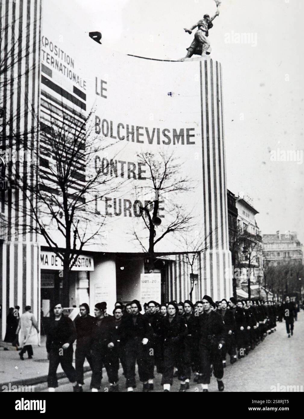 Photographie prise d'un Pro-German depuis mars, l'exposition de Paris 'Bolshevlsme contre l'Europe", pendant l'occupation allemande de la France, de la Seconde Guerre mondiale. En date du 20e siècle Banque D'Images