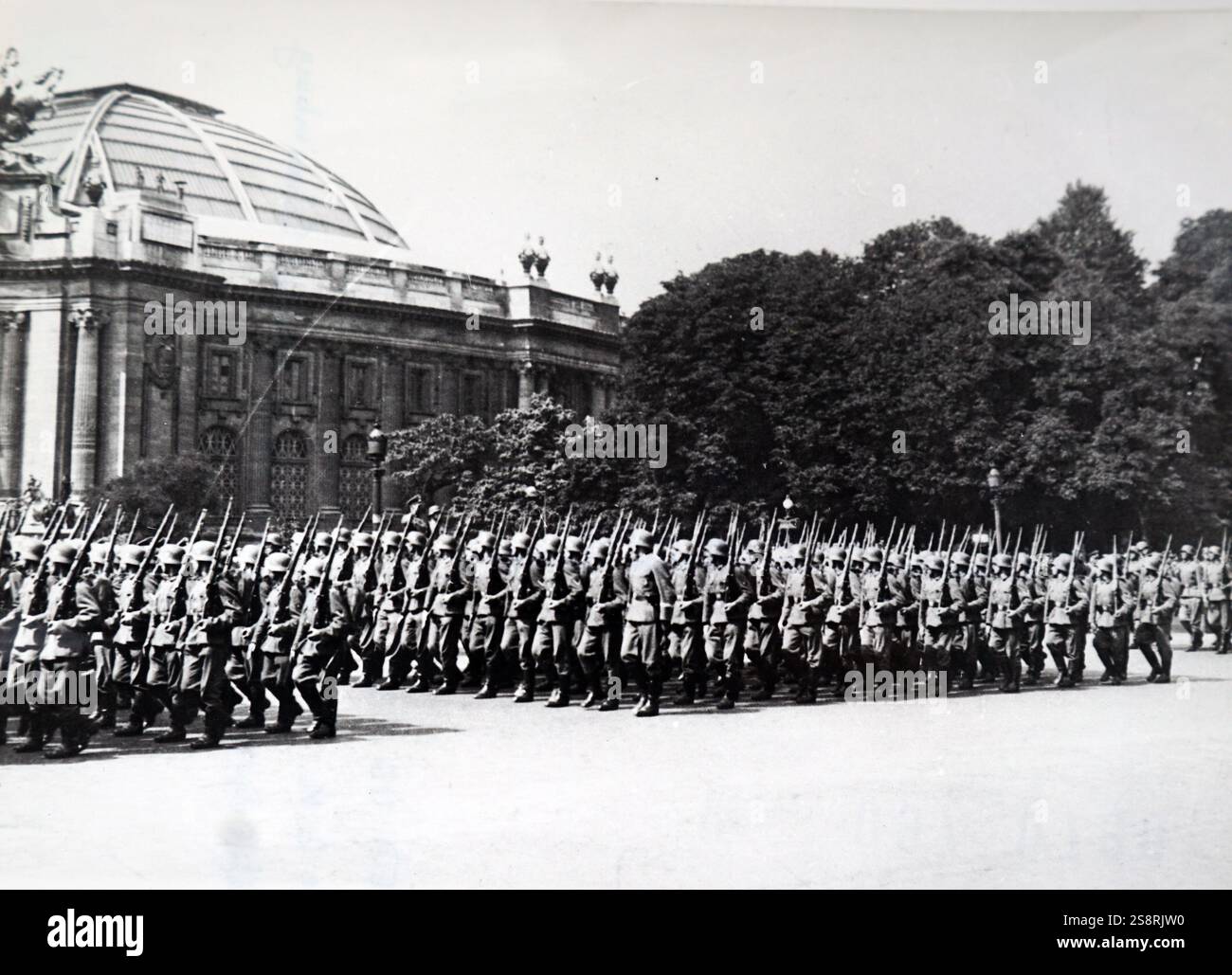 Photographie de troupes allemandes marchant près de la Grande Palais, à Paris, pendant l'occupation allemande de la France pendant la Seconde Guerre mondiale. En date du 20e siècle Banque D'Images