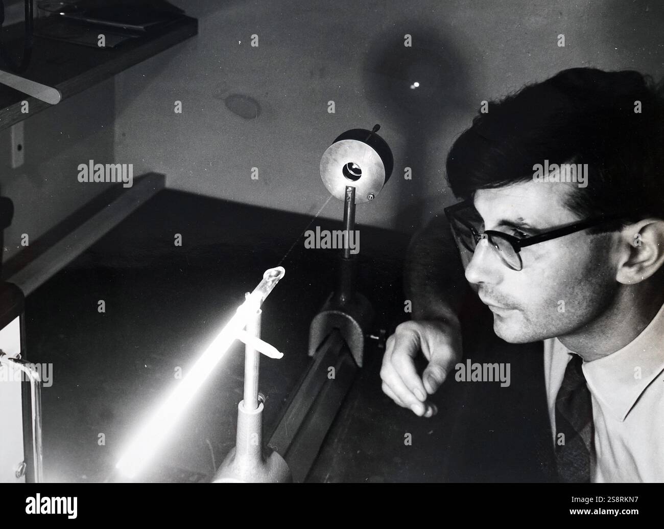 Photographie de l'Elliott-Automation nouveau laser à gaz pour des fins d'enseignement et de recherche, est également adapté pour une large gamme d'applications dans de nouveaux systèmes de communication. En date du 20e siècle Banque D'Images